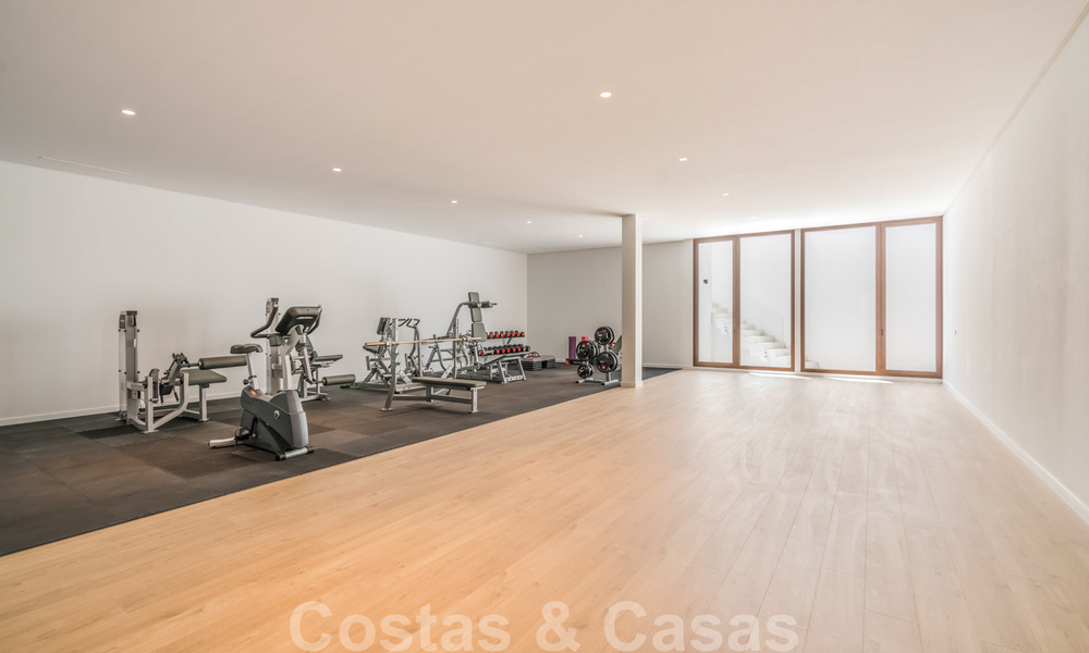 Instapklare nieuwe moderne ruime luxe villa te koop, direct aan de golfbaan gelegen in Marbella - Benahavis 25927