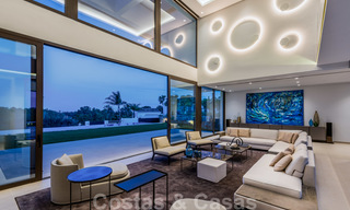 Instapklare nieuwe moderne ruime luxe villa te koop, direct aan de golfbaan gelegen in Marbella - Benahavis 25930 