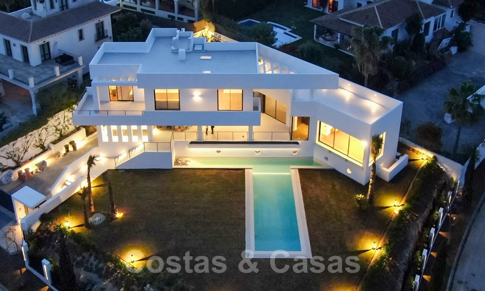 Moderne villa met zeezicht te koop in Los Flamingos Golf in Marbella - Benahavis. Verlaagd in prijs. 25999