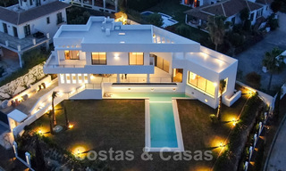 Moderne villa met zeezicht te koop in Los Flamingos Golf in Marbella - Benahavis. Verlaagd in prijs. 25999 