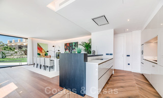 Moderne villa met zeezicht te koop in Los Flamingos Golf in Marbella - Benahavis. Verlaagd in prijs. 26007 