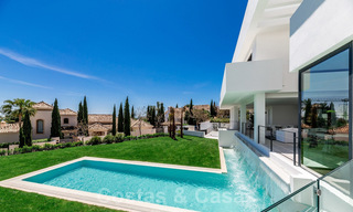 Moderne villa met zeezicht te koop in Los Flamingos Golf in Marbella - Benahavis. Verlaagd in prijs. 26010 