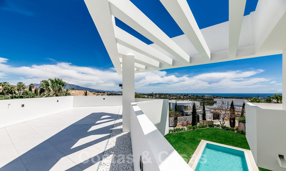 Moderne villa met zeezicht te koop in Los Flamingos Golf in Marbella - Benahavis. Verlaagd in prijs. 26011