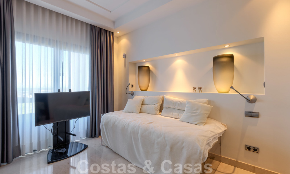 Moderne villa met panoramisch golf- en zeezicht te koop in Los Flamingos Golf in Marbella - Benahavis 26017