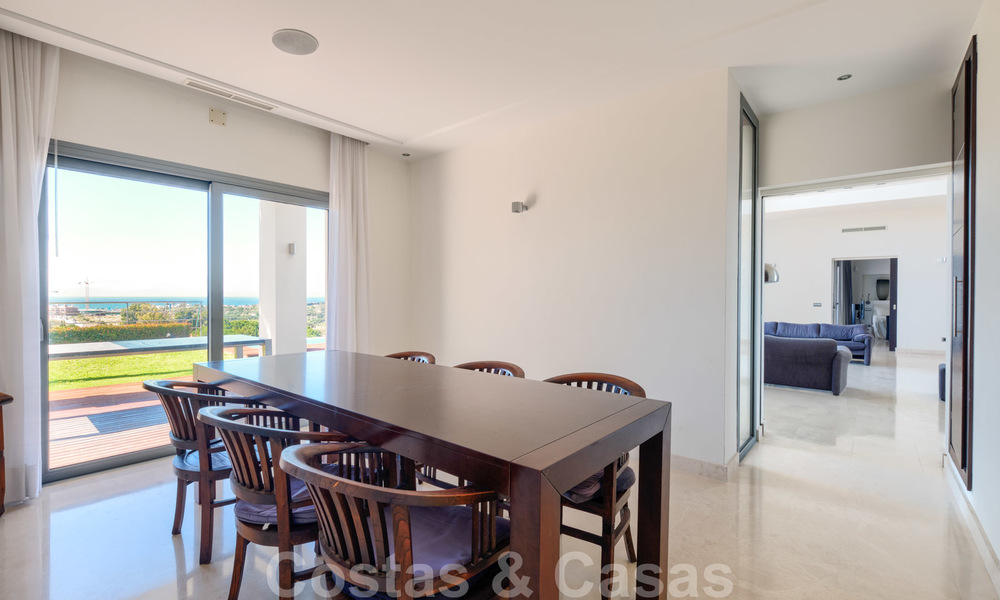 Moderne villa met panoramisch golf- en zeezicht te koop in Los Flamingos Golf in Marbella - Benahavis 26025