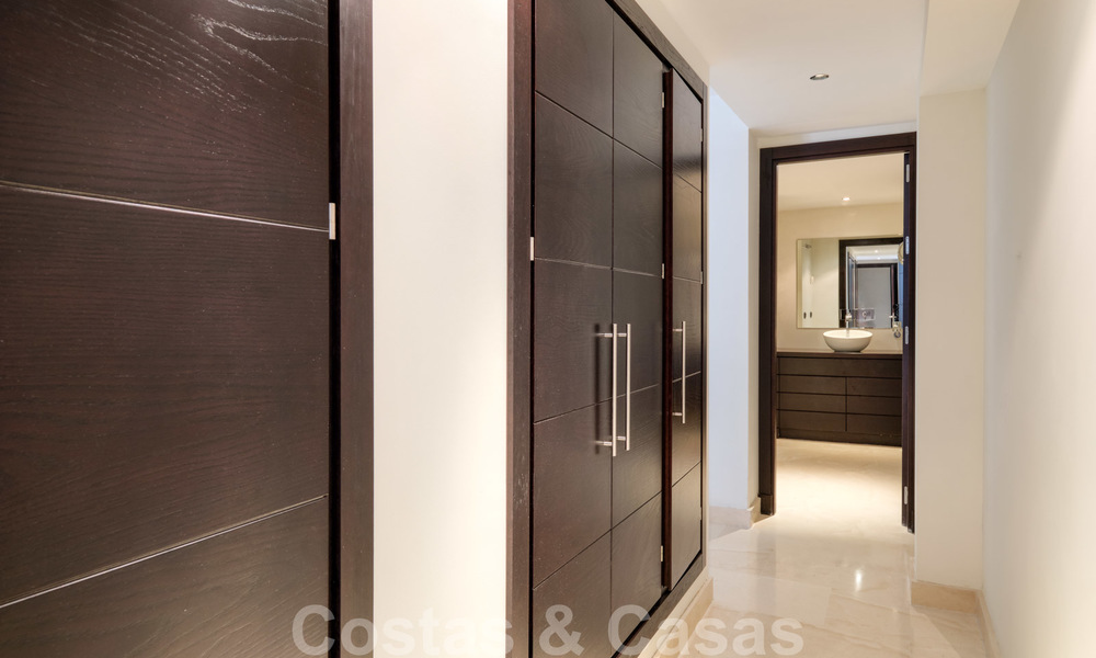 Moderne villa met panoramisch golf- en zeezicht te koop in Los Flamingos Golf in Marbella - Benahavis 26032