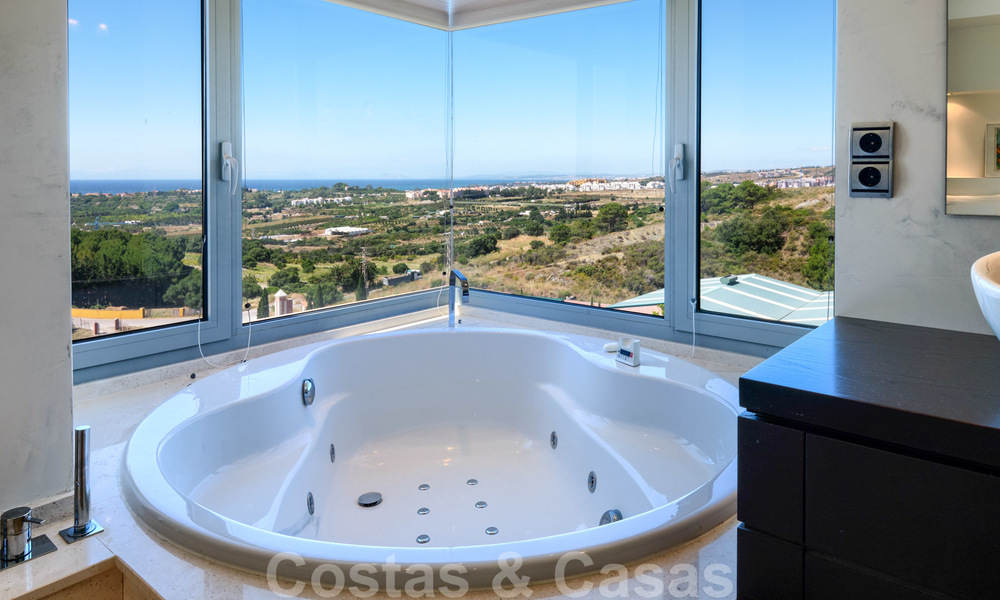 Moderne villa met panoramisch golf- en zeezicht te koop in Los Flamingos Golf in Marbella - Benahavis 26051