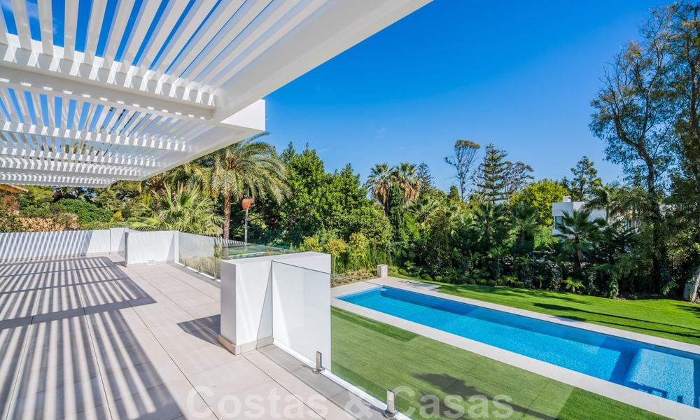 Instapklare warme moderne villa te koop, strandzijde in het prestigieuze Guadalmina Baja te Marbella 26068