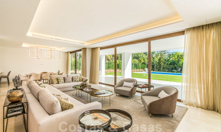 Instapklare warme moderne villa te koop, strandzijde in het prestigieuze Guadalmina Baja te Marbella 26074 
