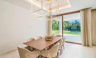 Instapklare warme moderne villa te koop, strandzijde in het prestigieuze Guadalmina Baja te Marbella 26075 