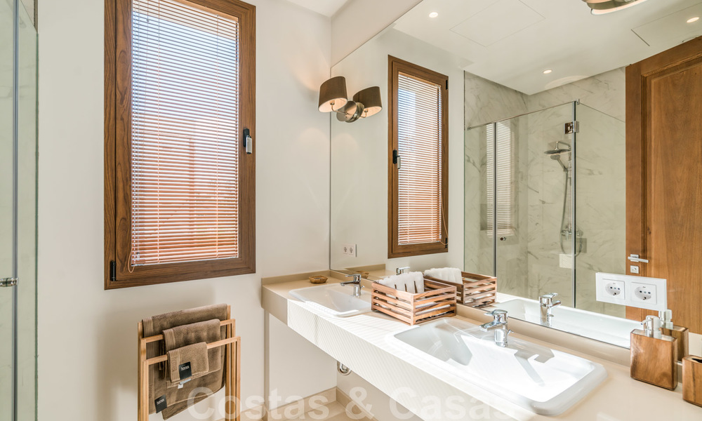 Instapklare warme moderne villa te koop, strandzijde in het prestigieuze Guadalmina Baja te Marbella 26078