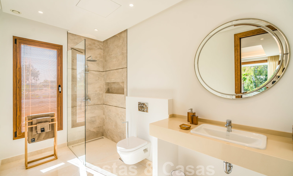 Instapklare warme moderne villa te koop, strandzijde in het prestigieuze Guadalmina Baja te Marbella 26081