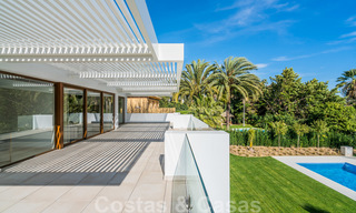 Instapklare warme moderne villa te koop, strandzijde in het prestigieuze Guadalmina Baja te Marbella 26084 
