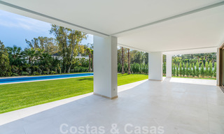 Instapklare warme moderne villa te koop, strandzijde in het prestigieuze Guadalmina Baja te Marbella 26086 