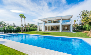 Instapklare warme moderne villa te koop, strandzijde in het prestigieuze Guadalmina Baja te Marbella 26087 