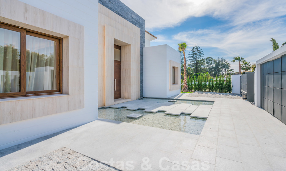 Instapklare warme moderne villa te koop, strandzijde in het prestigieuze Guadalmina Baja te Marbella 26088