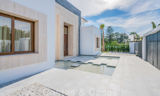 Instapklare warme moderne villa te koop, strandzijde in het prestigieuze Guadalmina Baja te Marbella 26088 