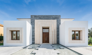 Instapklare warme moderne villa te koop, strandzijde in het prestigieuze Guadalmina Baja te Marbella 26090 