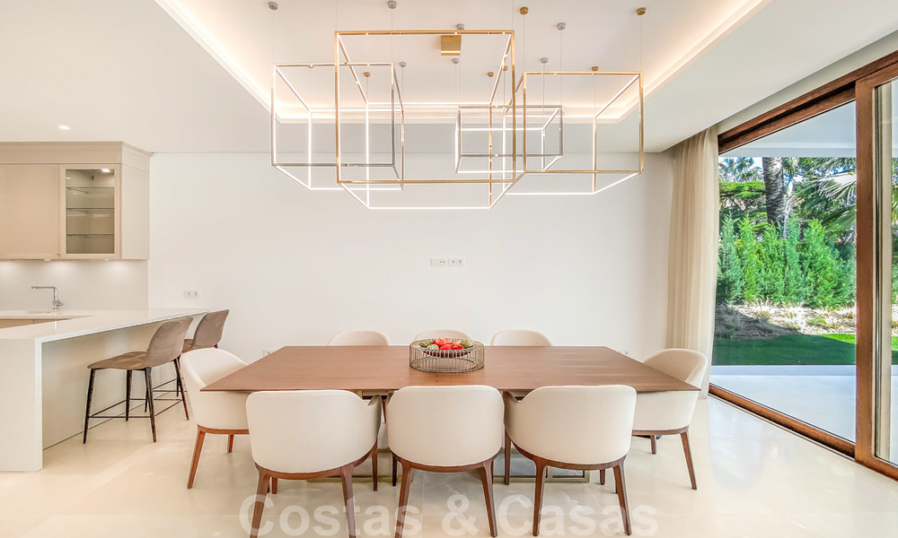 Instapklare warme moderne villa te koop, strandzijde in het prestigieuze Guadalmina Baja te Marbella 26091