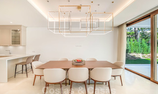 Instapklare warme moderne villa te koop, strandzijde in het prestigieuze Guadalmina Baja te Marbella 26091 