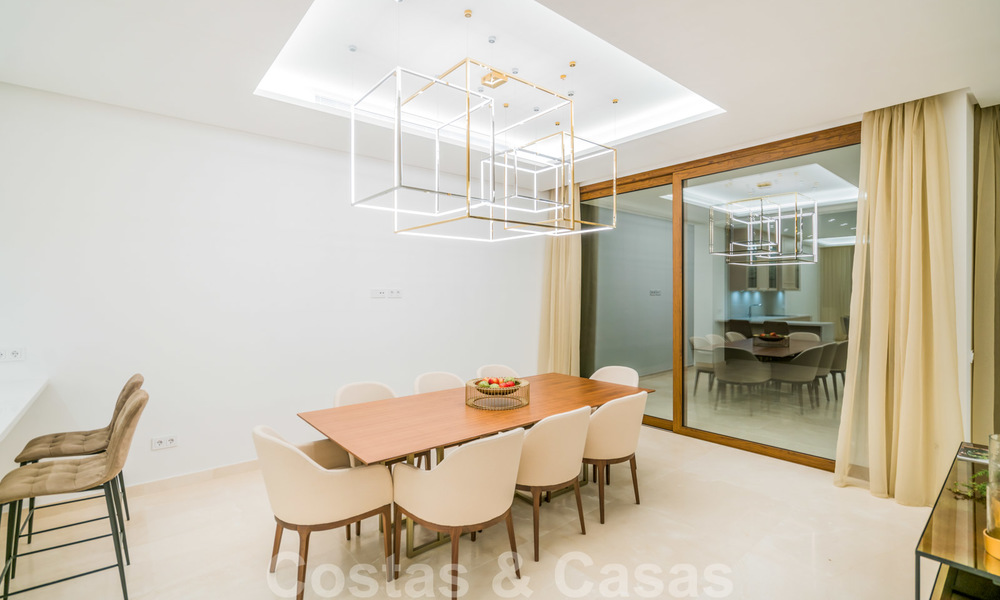 Instapklare warme moderne villa te koop, strandzijde in het prestigieuze Guadalmina Baja te Marbella 26095