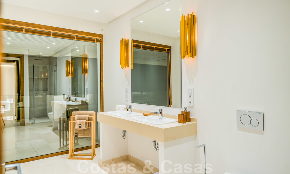 Instapklare warme moderne villa te koop, strandzijde in het prestigieuze Guadalmina Baja te Marbella 26099