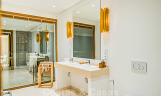 Instapklare warme moderne villa te koop, strandzijde in het prestigieuze Guadalmina Baja te Marbella 26099 