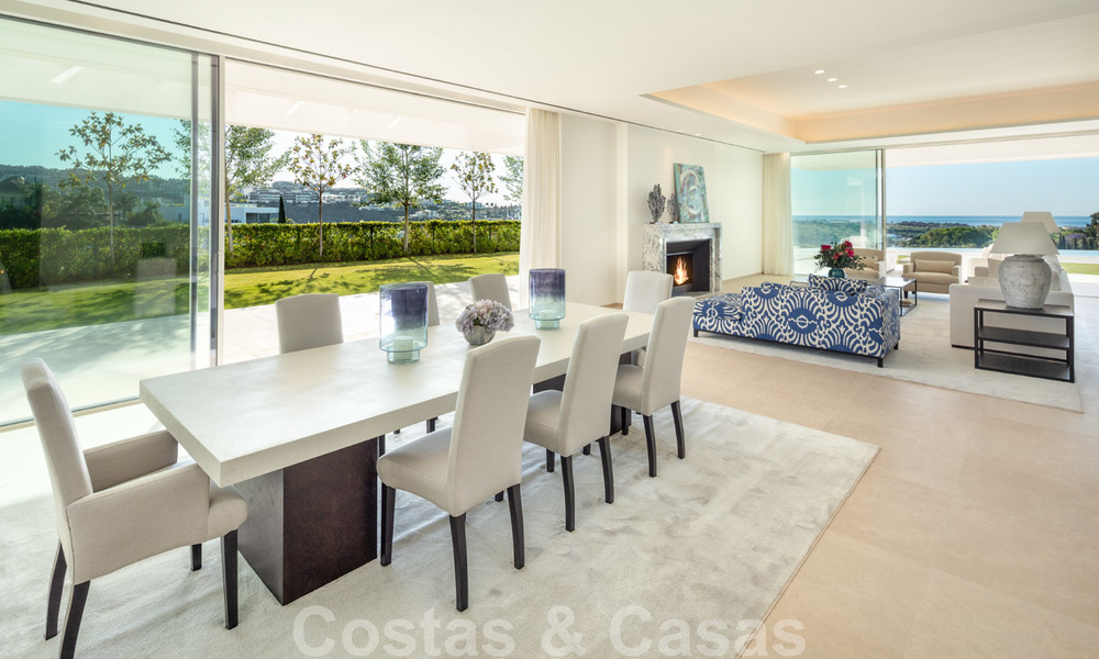Eerstelijns golf villa in een elegante moderne stijl met panoramisch golf- en zeezicht te koop in Los Flamingos Golf in Marbella - Benahavis 26112