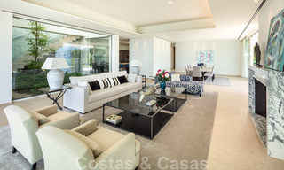 Eerstelijns golf villa in een elegante moderne stijl met panoramisch golf- en zeezicht te koop in Los Flamingos Golf in Marbella - Benahavis 26114 