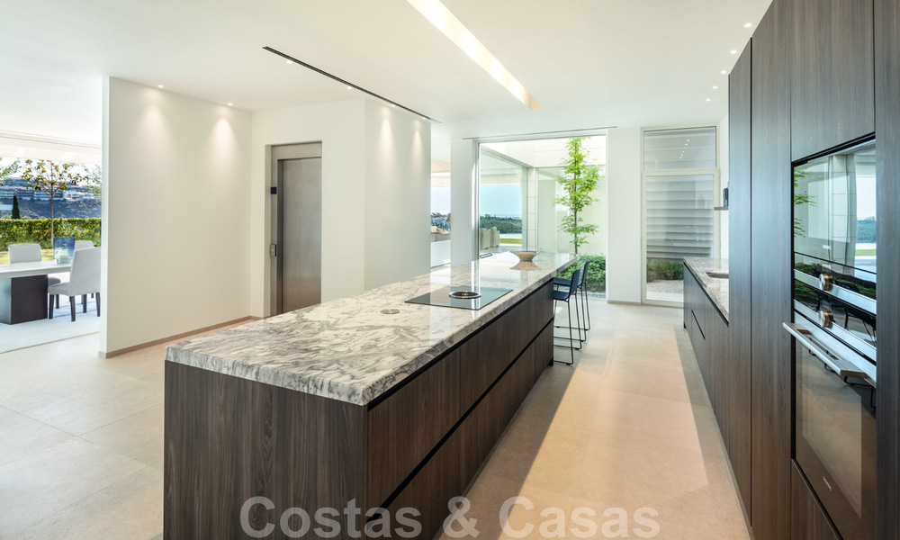 Eerstelijns golf villa in een elegante moderne stijl met panoramisch golf- en zeezicht te koop in Los Flamingos Golf in Marbella - Benahavis 26115