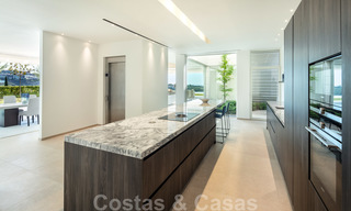Eerstelijns golf villa in een elegante moderne stijl met panoramisch golf- en zeezicht te koop in Los Flamingos Golf in Marbella - Benahavis 26115 