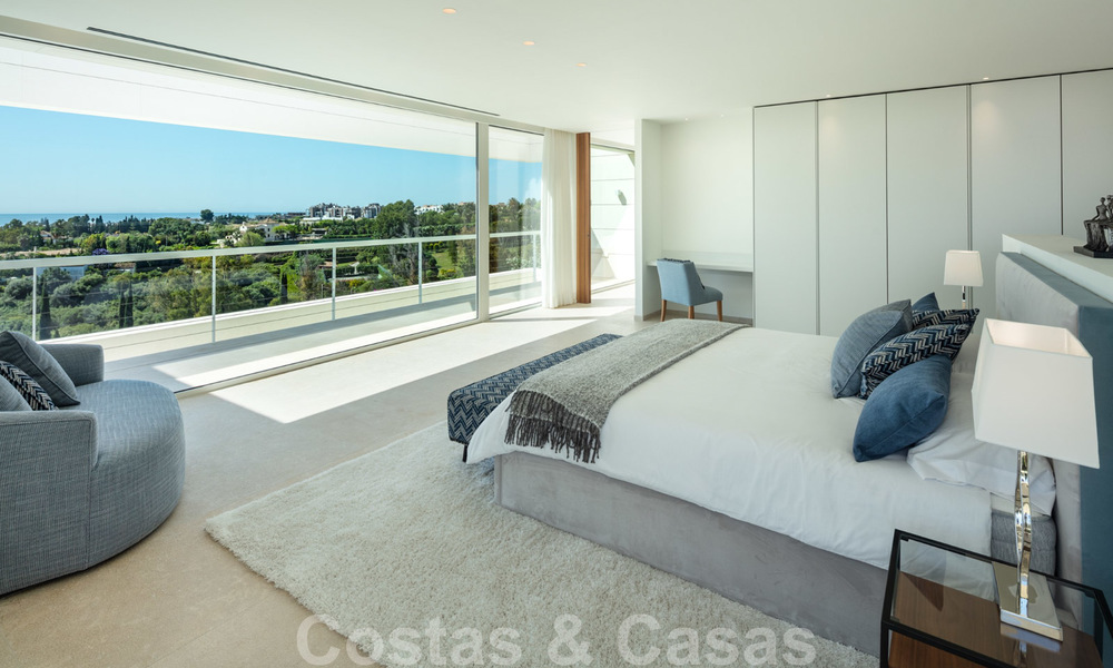 Eerstelijns golf villa in een elegante moderne stijl met panoramisch golf- en zeezicht te koop in Los Flamingos Golf in Marbella - Benahavis 26117