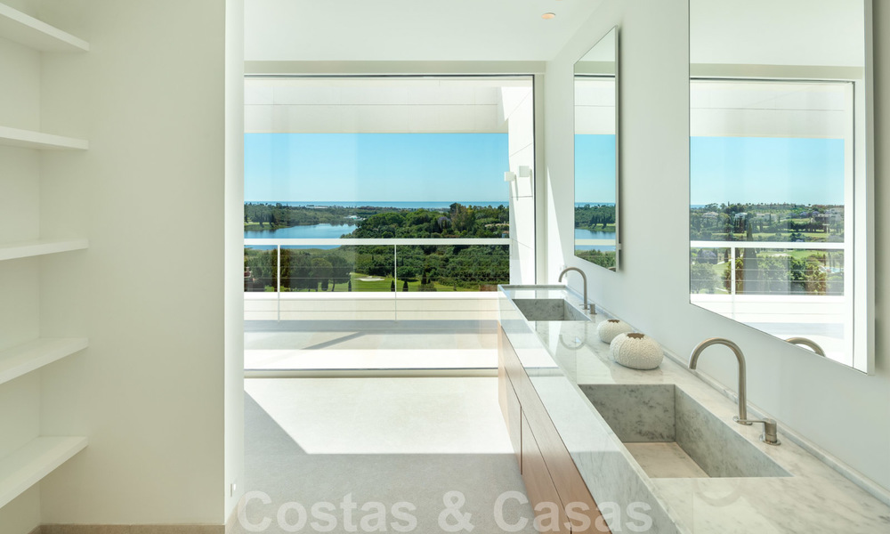 Eerstelijns golf villa in een elegante moderne stijl met panoramisch golf- en zeezicht te koop in Los Flamingos Golf in Marbella - Benahavis 26118