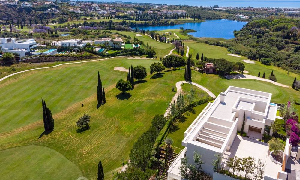 Eerstelijns golf villa in een elegante moderne stijl met panoramisch golf- en zeezicht te koop in Los Flamingos Golf in Marbella - Benahavis 26121