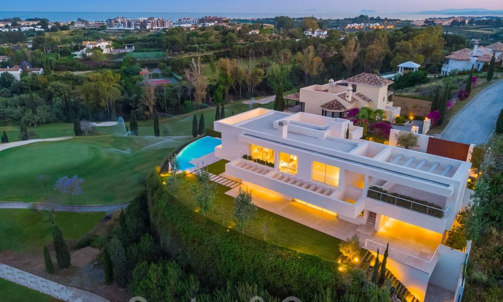 Eerstelijns golf villa in een elegante moderne stijl met panoramisch golf- en zeezicht te koop in Los Flamingos Golf in Marbella - Benahavis 26124