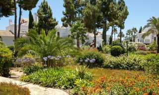 Ruim tuinappartement te koop met zeezicht in een schitterend complex direct aan het strand in Los Monteros, Marbella 26128 