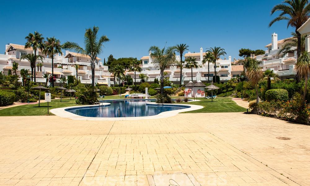 Ruim tuinappartement te koop met zeezicht in een schitterend complex direct aan het strand in Los Monteros, Marbella 26134