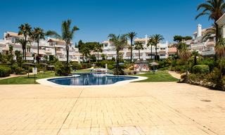 Ruim tuinappartement te koop met zeezicht in een schitterend complex direct aan het strand in Los Monteros, Marbella 26134 
