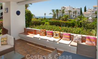 Ruim tuinappartement te koop met zeezicht in een schitterend complex direct aan het strand in Los Monteros, Marbella 26139 