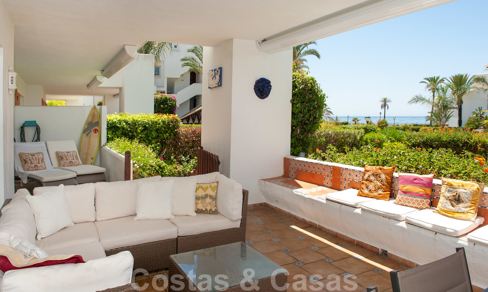 Ruim tuinappartement te koop met zeezicht in een schitterend complex direct aan het strand in Los Monteros, Marbella 26142