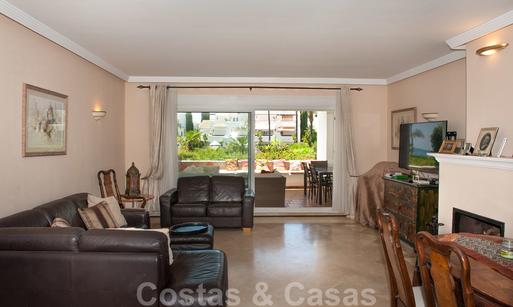 Ruim tuinappartement te koop met zeezicht in een schitterend complex direct aan het strand in Los Monteros, Marbella 26144