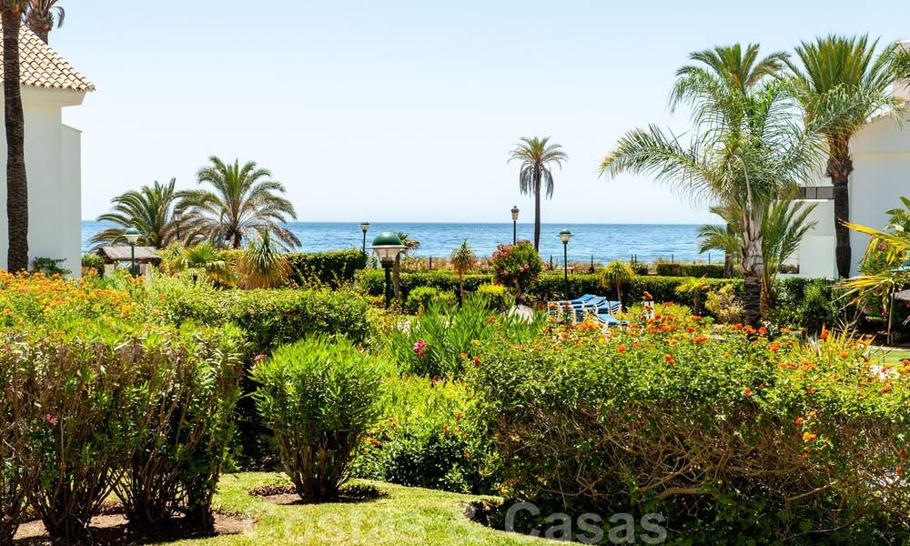 Ruim tuinappartement te koop met zeezicht in een schitterend complex direct aan het strand in Los Monteros, Marbella 26147
