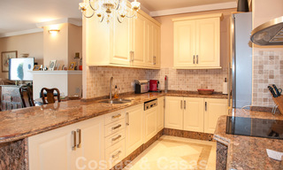 Ruim tuinappartement te koop met zeezicht in een schitterend complex direct aan het strand in Los Monteros, Marbella 26148 