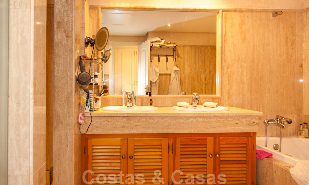 Ruim tuinappartement te koop met zeezicht in een schitterend complex direct aan het strand in Los Monteros, Marbella 26152