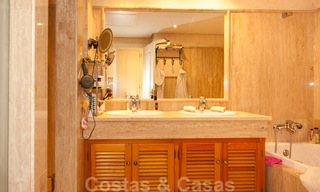 Ruim tuinappartement te koop met zeezicht in een schitterend complex direct aan het strand in Los Monteros, Marbella 26152 