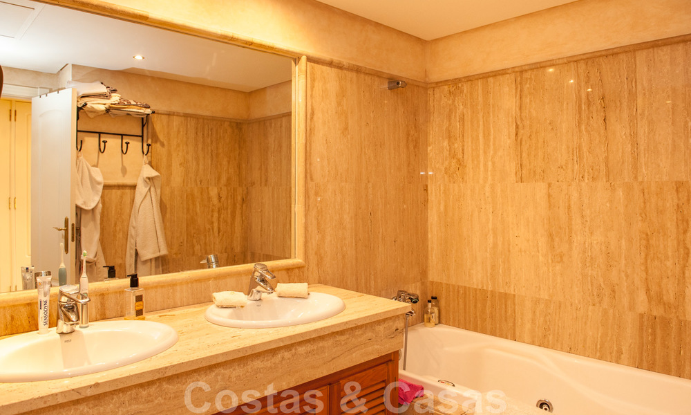 Ruim tuinappartement te koop met zeezicht in een schitterend complex direct aan het strand in Los Monteros, Marbella 26153