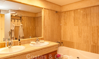 Ruim tuinappartement te koop met zeezicht in een schitterend complex direct aan het strand in Los Monteros, Marbella 26153 