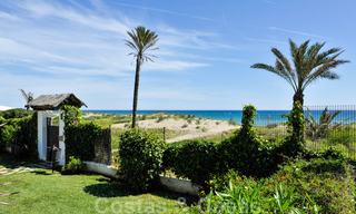 Ruim tuinappartement te koop met zeezicht in een schitterend complex direct aan het strand in Los Monteros, Marbella 26155 