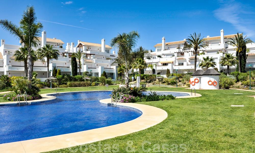 Ruim tuinappartement te koop met zeezicht in een schitterend complex direct aan het strand in Los Monteros, Marbella 26159