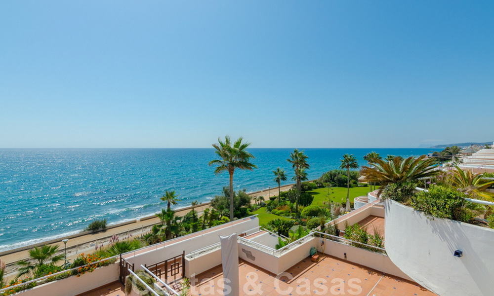 Penthouse appartement te koop, eerstelijns strand met panoramisch zeezicht in Estepona 26171